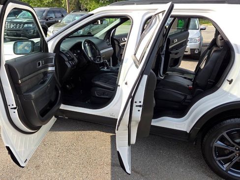 Used 2019 Ford Explorer XLT w/ Equipment Group 202A AWD/4WD image 23