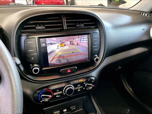 Used 2023 Kia Soul LX image 19