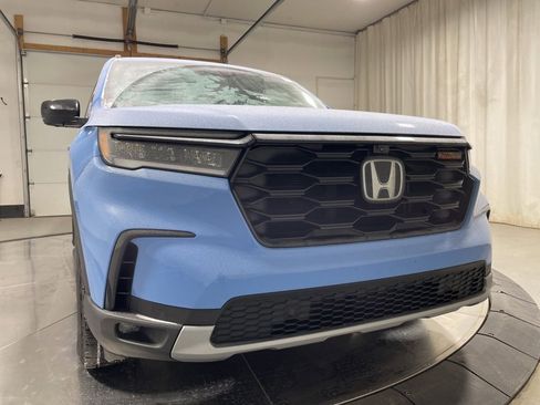 Used 2023 Honda Pilot TrailSport image 2