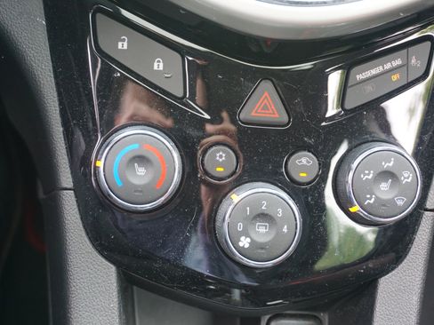 Used 2017 Chevrolet Sonic LT w/ Fun and Sun Package FWD image 10