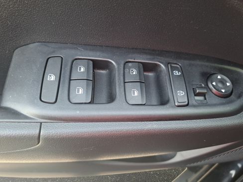 Used 2023 Hyundai Venue SEL FWD image 25