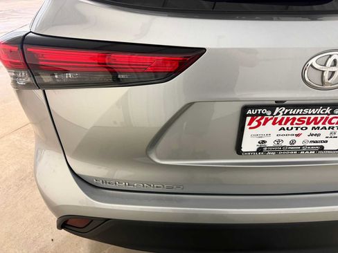 Used 2023 Toyota Highlander XLE AWD/4WD image 17