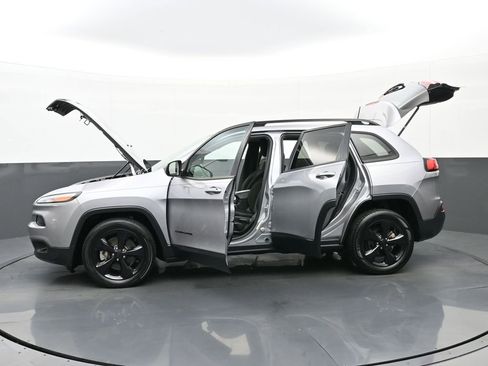 Used 2018 Jeep Cherokee Latitude w/ Altitude Package FWD image 47