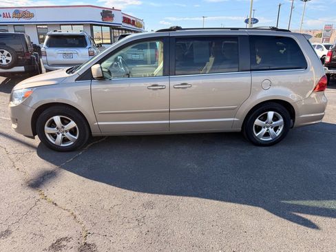 Used 2009 Volkswagen Routan SEL FWD image 2