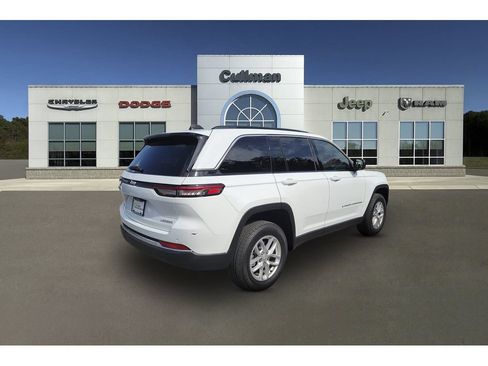 Used 2025 Jeep Grand Cherokee Laredo X AWD/4WD image 3