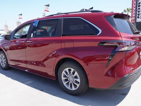 Certified 2026 Toyota Sienna XLE FWD image 5