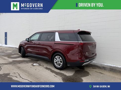 Used 2024 Kia Carnival LX image 2