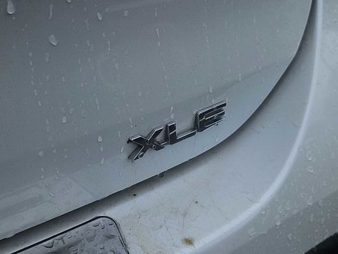 Used 2023 Toyota Highlander XLE AWD/4WD image 12