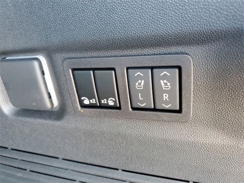 Used 2024 Chevrolet Suburban Z71 w/ Luxury Package image 32