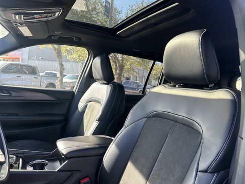 New 2025 Jeep Grand Cherokee Altitude image 15