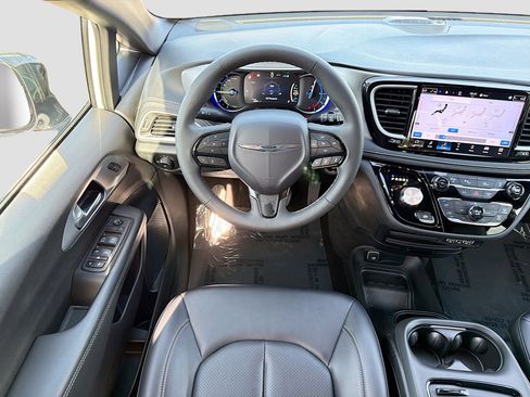 Used 2024 Chrysler Pacifica Limited image 17