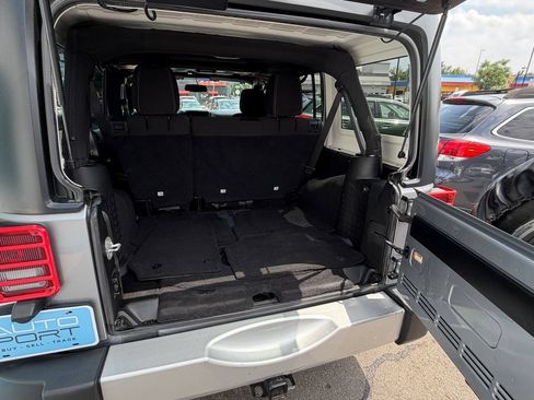 Used 2015 Jeep Wrangler Unlimited Sahara w/ Connectivity Group AWD/4WD image 11