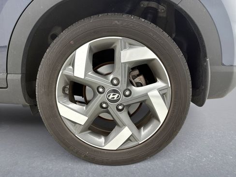Used 2023 Hyundai Venue Limited FWD image 12