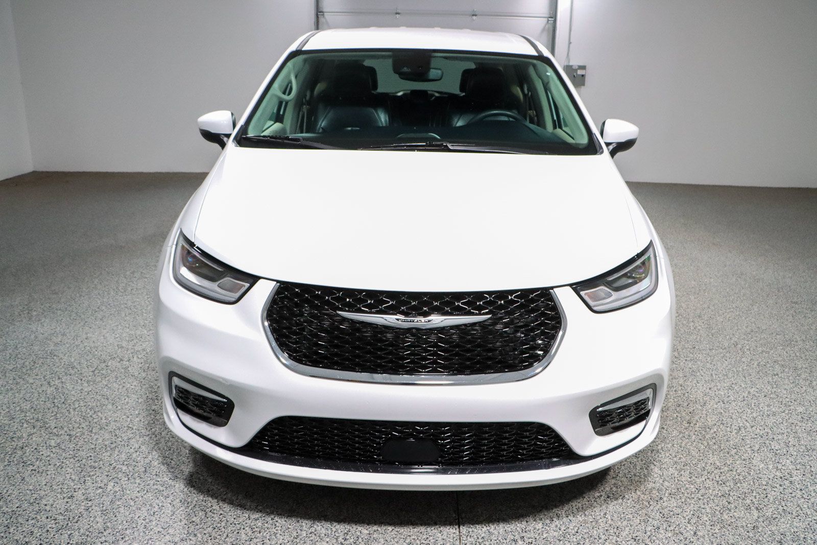Used 2023 Chrysler Pacifica Touring-L FWD image 4