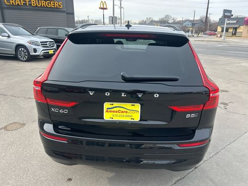 Used 2022 Volvo XC60 B5 Momentum image 4