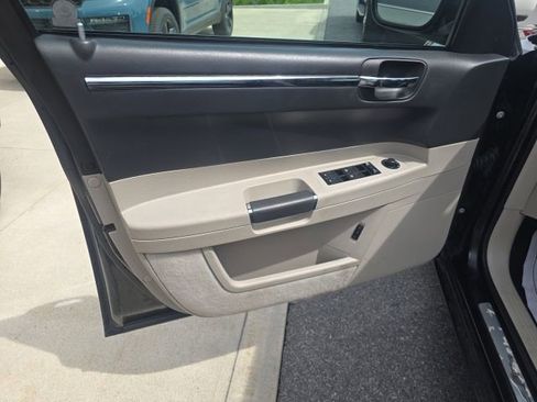 Used 2006 Chrysler 300 SRT8 w/ SRT Option Group II RWD image 12