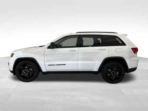Used 2018 Jeep Grand Cherokee Laredo AWD/4WD image 2