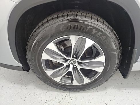 Used 2020 Toyota Highlander XLE AWD/4WD image 9