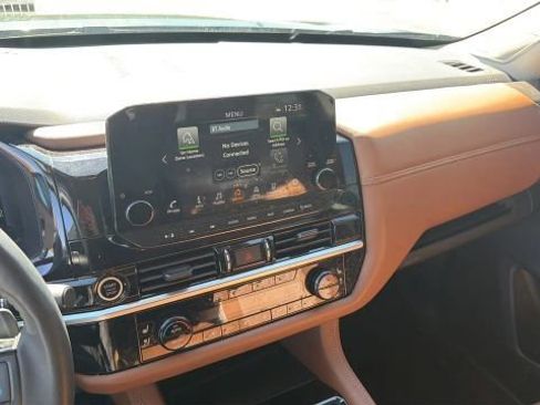 Used 2024 Nissan Pathfinder Platinum image 11