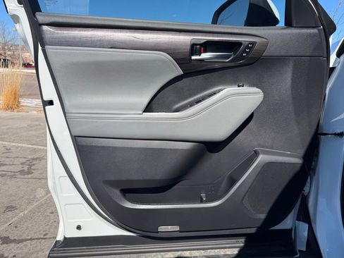 Used 2024 Toyota Highlander Limited image 11