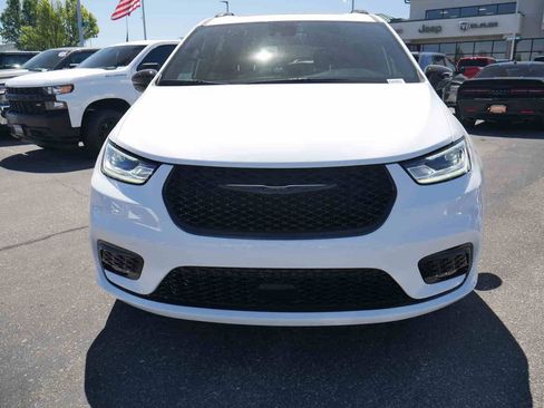 New 2026 Chrysler Pacifica Limited AWD/4WD image 2