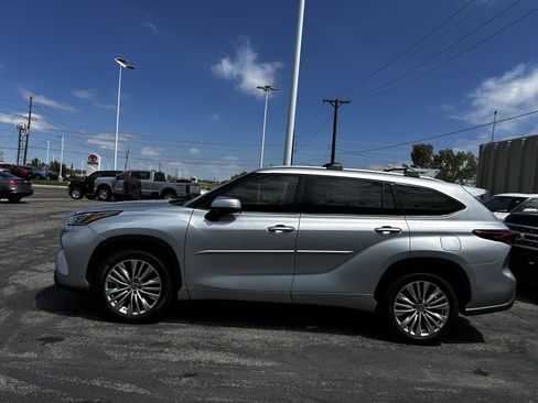Used 2023 Toyota Highlander Platinum FWD image 2