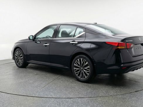 Used 2025 Nissan Altima 2.5 SV FWD image 6