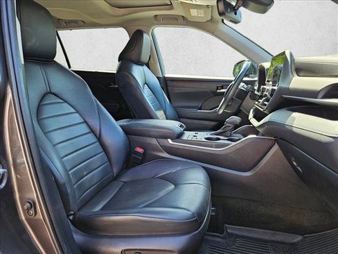 Used 2023 Toyota Highlander XLE FWD image 20