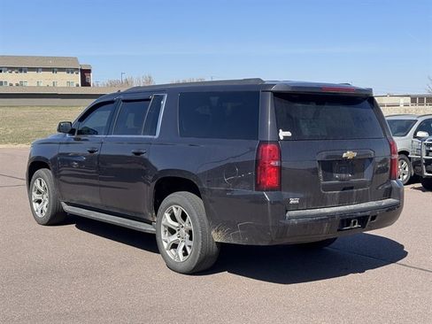 Used 2016 Chevrolet Suburban LT image 7