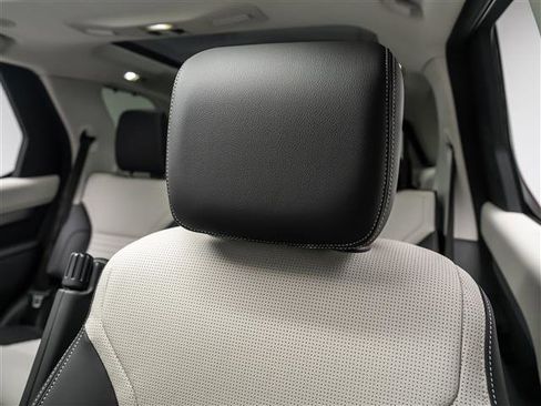 New 2026 Land Rover Discovery Limited Edition AWD/4WD image 14