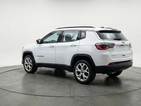 Used 2025 Jeep Compass Latitude AWD/4WD image 6