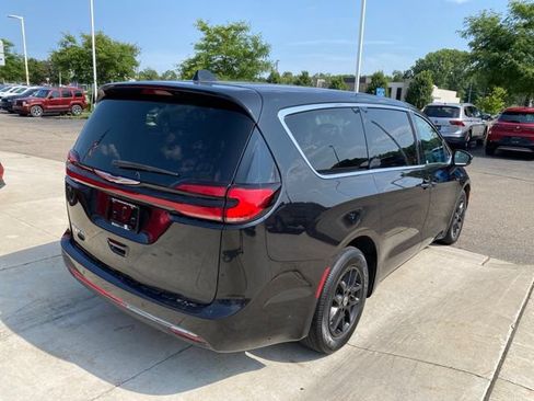 Used 2023 Chrysler Pacifica Touring-L FWD image 3