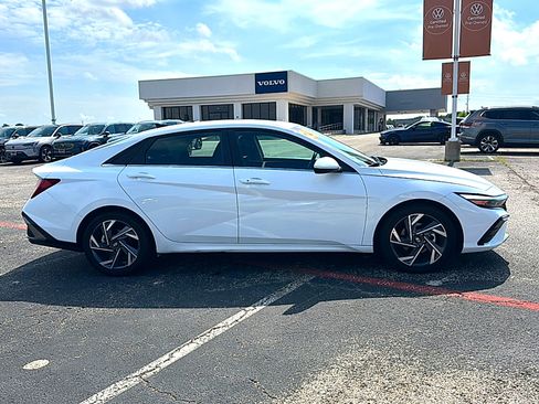Used 2025 Hyundai Elantra SEL FWD image 9