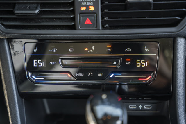 Used 2025 Volkswagen Jetta SE FWD image 28
