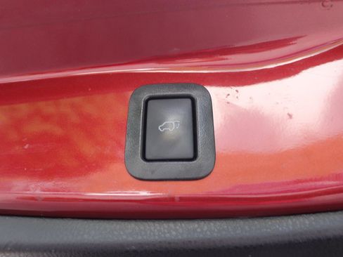Used 2019 Toyota Highlander SE FWD image 18