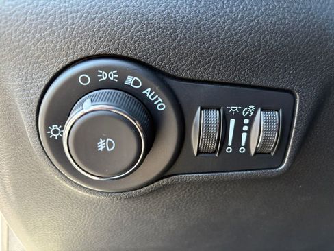 Used 2024 Jeep Compass Latitude image 3