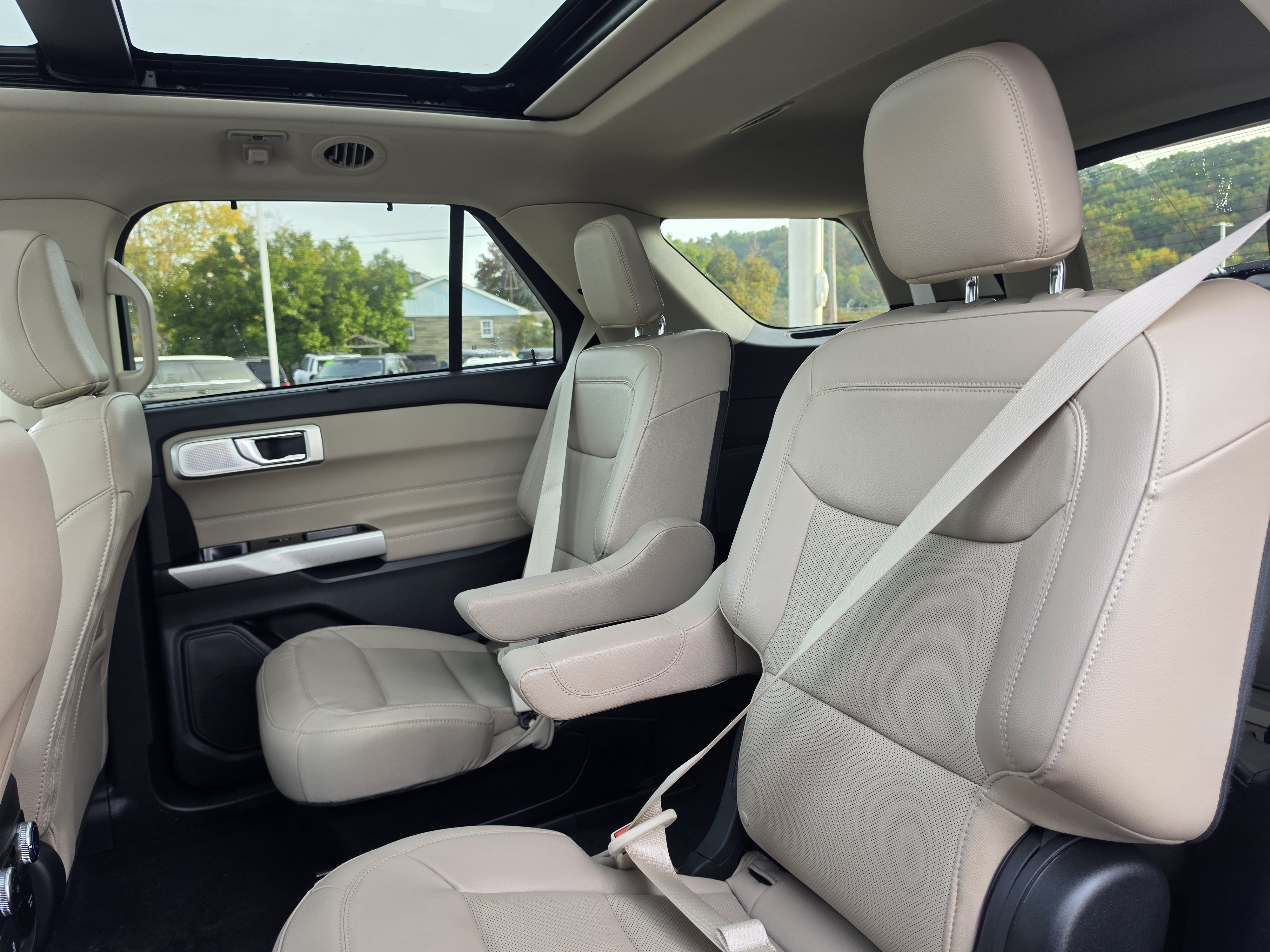 Used 2023 Ford Explorer Limited w/ Limited Technology Package AWD/4WD image 14