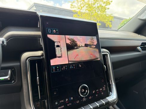 Used 2025 GMC Yukon Denali AWD/4WD image 22