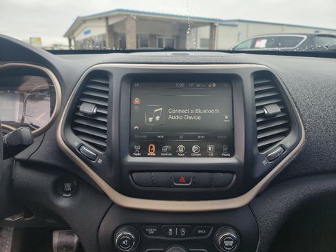 Used 2015 Jeep Cherokee Latitude w/ Comfort/Convenience Group image 19