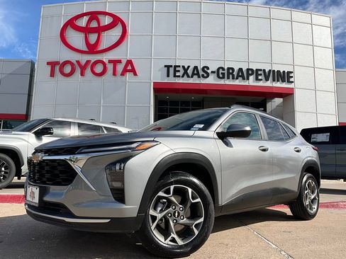 Used 2025 Chevrolet Trax LT image 2