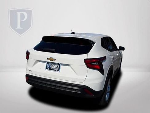 New 2026 Chevrolet Trax LS w/ LS Convenience Package FWD image 7