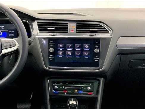 Used 2022 Volkswagen Tiguan SE w/ Panoramic Sunroof Package image 6