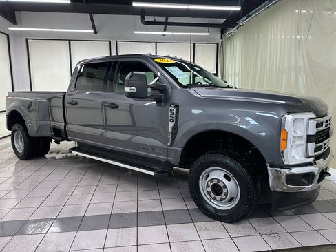 Used 2023 Ford F350 XLT image 3