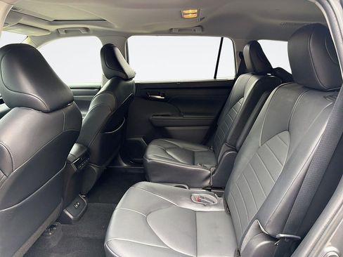 Used 2021 Toyota Highlander XLE AWD/4WD image 27