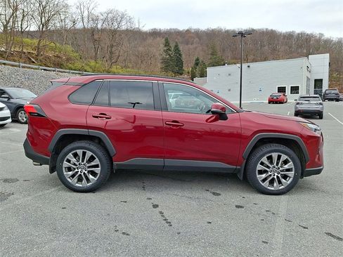 Used 2022 Toyota RAV4 XLE Premium image 11