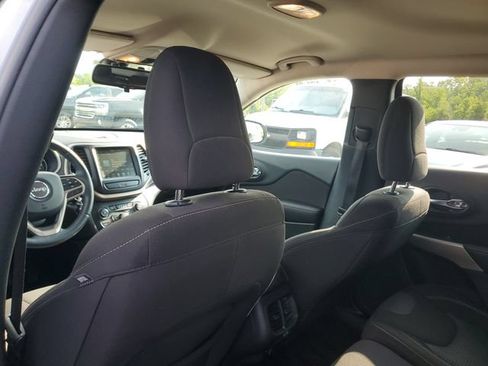 Used 2017 Jeep Cherokee Latitude w/ Cold Weather Group AWD/4WD image 9