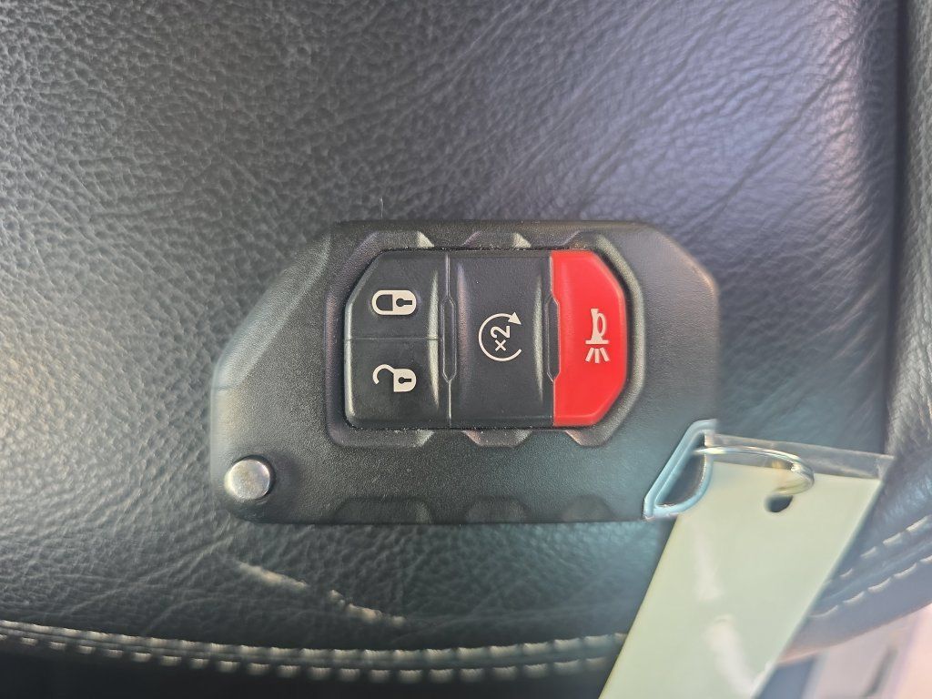 Used 2018 Jeep Wrangler Unlimited Sahara AWD/4WD image 23