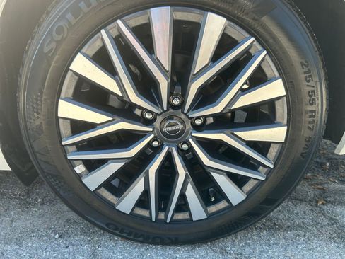 Used 2025 Nissan Altima 2.5 SV FWD image 24