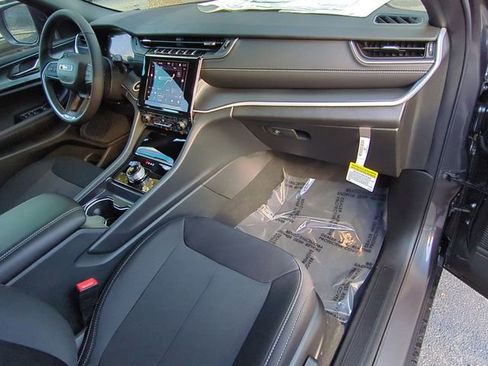 New 2025 Jeep Grand Cherokee L Laredo w/ Luxury Tech Group I image 39