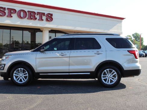 Used 2017 Ford Explorer XLT w/ Equipment Group 202A image 6